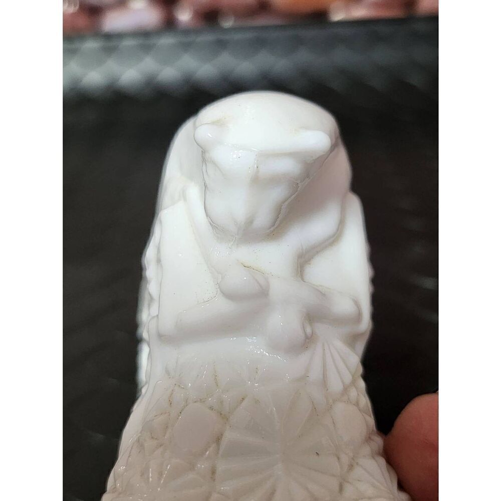 Fenton White Milk Glass Daisy and Button Cat-Head Shoe - Picture 4 of 9